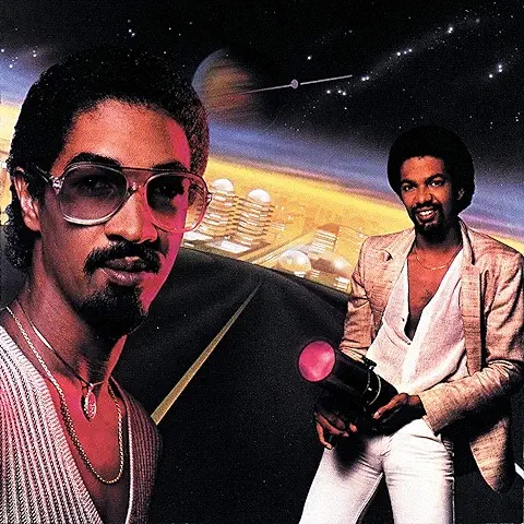 Capa de TREASURE