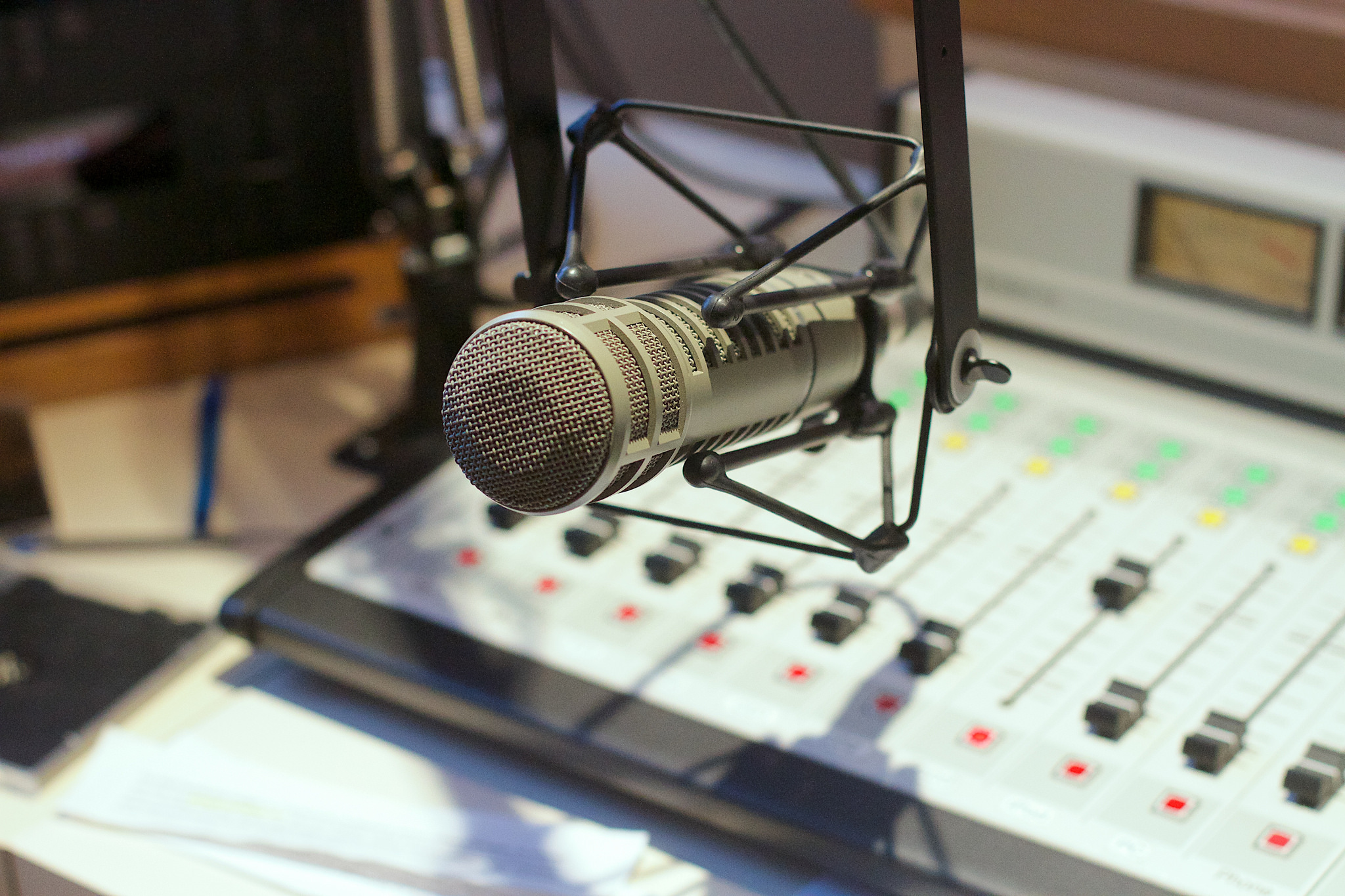 Hugger Radio logo